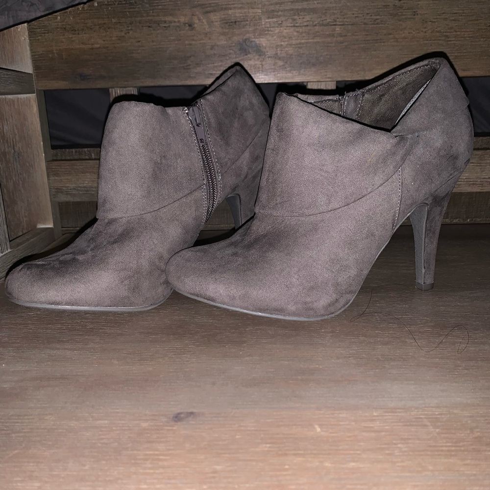 SZ 8 1/2M brand new side zipper grey booties about 3” heel